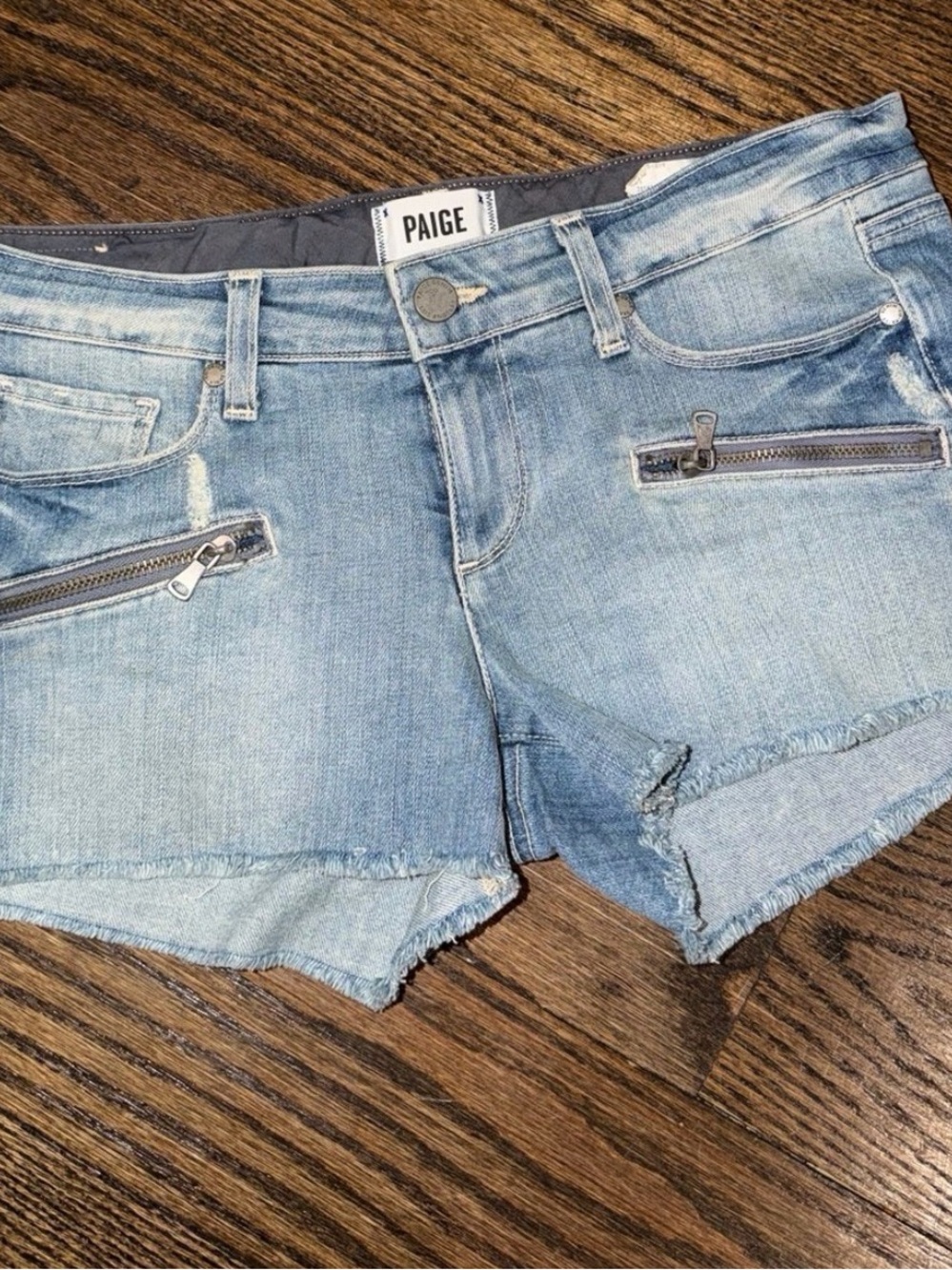 Womens/Juniors PAIGE Light Wash Distressed Denim Zip Pocket Shorts Size 26